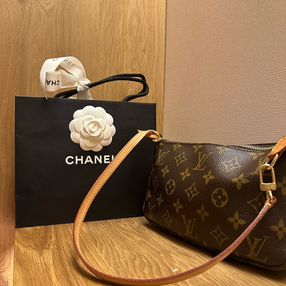 💕Meet Your Posher!💕 - Picture 3 of 6